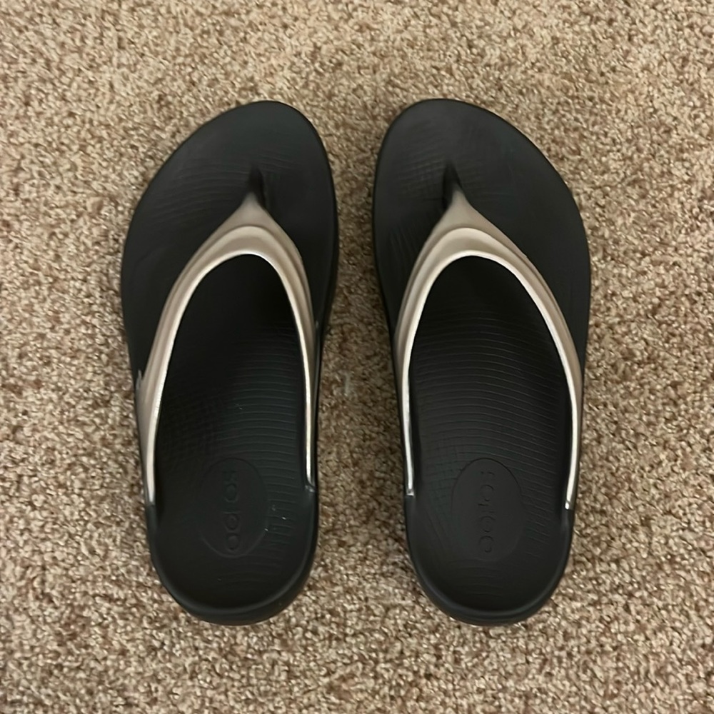Oofos black and gold size women’s 7